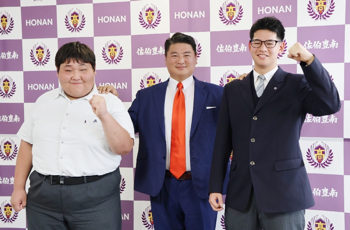 大相撲の中村部屋で力士を目指す武田琉斗さん（左）と床山の緒方惇斗さん。中央は中村親方＝佐伯市の佐伯豊南高