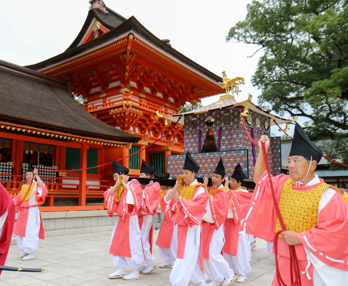 古代宇佐時代祭の行列に加わり、手向山八幡宮（奈良市）の八幡神が約１３００年ぶりに宇佐神宮（宇佐市）に里帰りした。八幡神を乗せた御鳳輦（ごほうれん）を、奈良市から来た担ぎ手が上宮へと運んだ＝宇佐市の宇佐神宮