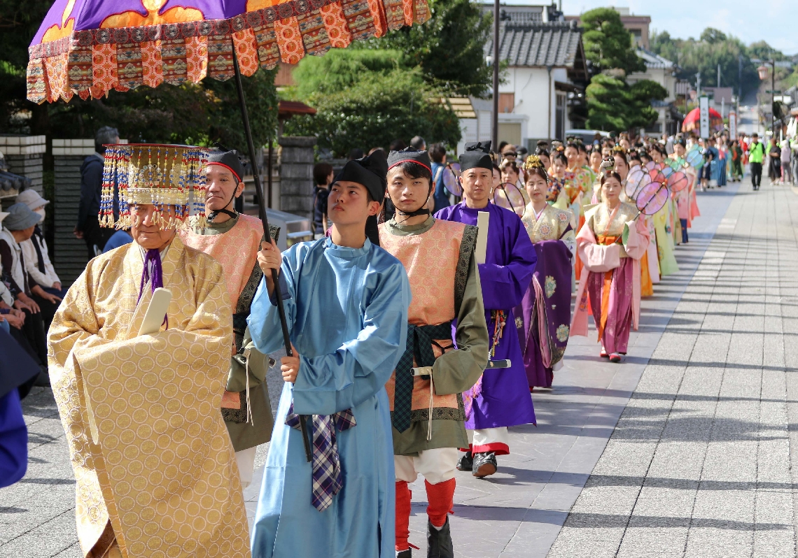 色とりどりの衣装で練り歩く時代行列の参加者ら＝宇佐市南宇佐