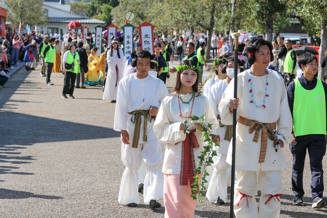 古代の衣装で練り歩く時代行列