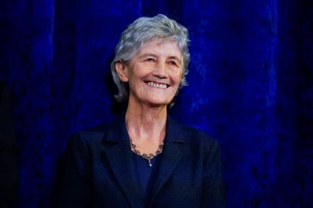 アイルランド大統領選で勝利の結果を受け、笑みを浮かべるキャサリン・コノリー下院議員＝２５日、ダブリン（ロイター＝共同）