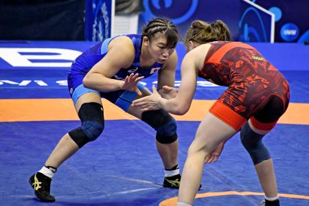 女子６２キロ級決勝でウクライナ選手（右）と対戦する元木咲良＝ノビサド（共同）