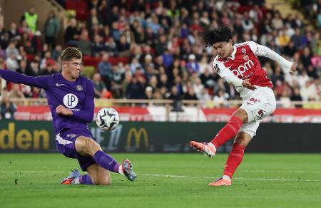 サッカーのフランス１部リーグで２５日、トゥールーズ戦にフル出場したモナコの南野拓実（右）＝モナコ（ロイター＝共同）