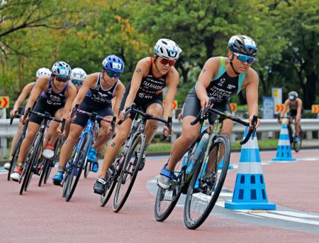 女子で優勝した林愛望（手前）のバイク＝東京・お台場