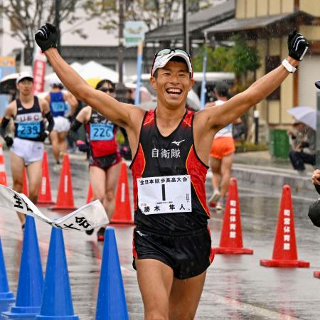 男子マラソン競歩　１位でゴールする勝木隼人＝山形県高畠町