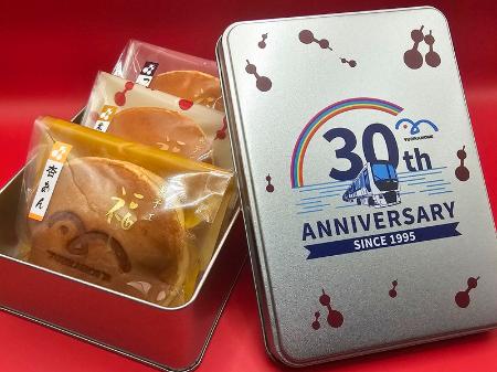 ゆりかもめ開業３０周年の記念どら焼き（ゆりかもめ提供）