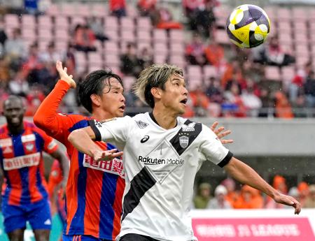 新潟―神戸　前半、競り合う神戸・大迫（右）と新潟・藤原＝デンカＳ