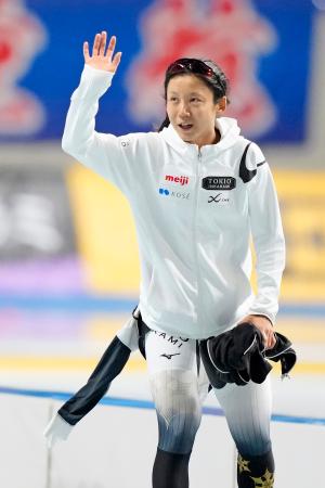 女子１５００メートルで１０連覇を果たし、歓声に応える高木美帆＝長野市エムウェーブ