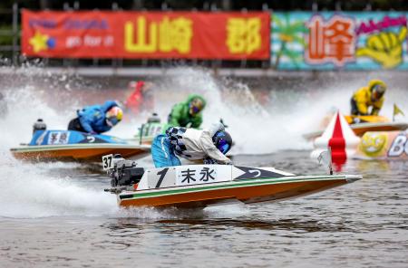優勝戦の１周目２マークを先頭で回る末永和也（１）＝ボートレース津