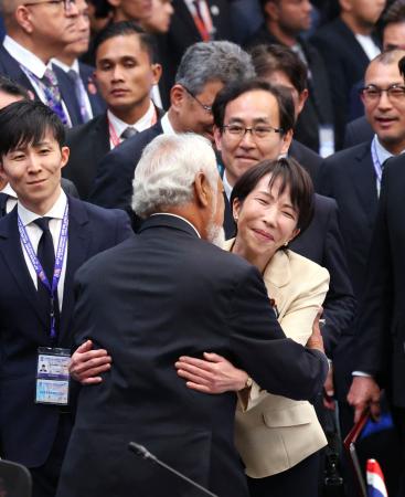 日ＡＳＥＡＮ首脳会議に出席し、東ティモールのグスマン首相（手前左）と言葉を交わし抱き合う高市首相＝２６日、マレーシア・クアラルンプール（代表撮影・共同）