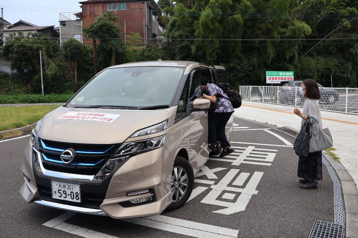 ＪＲ暘谷駅で車に乗り込む町民＝日出町