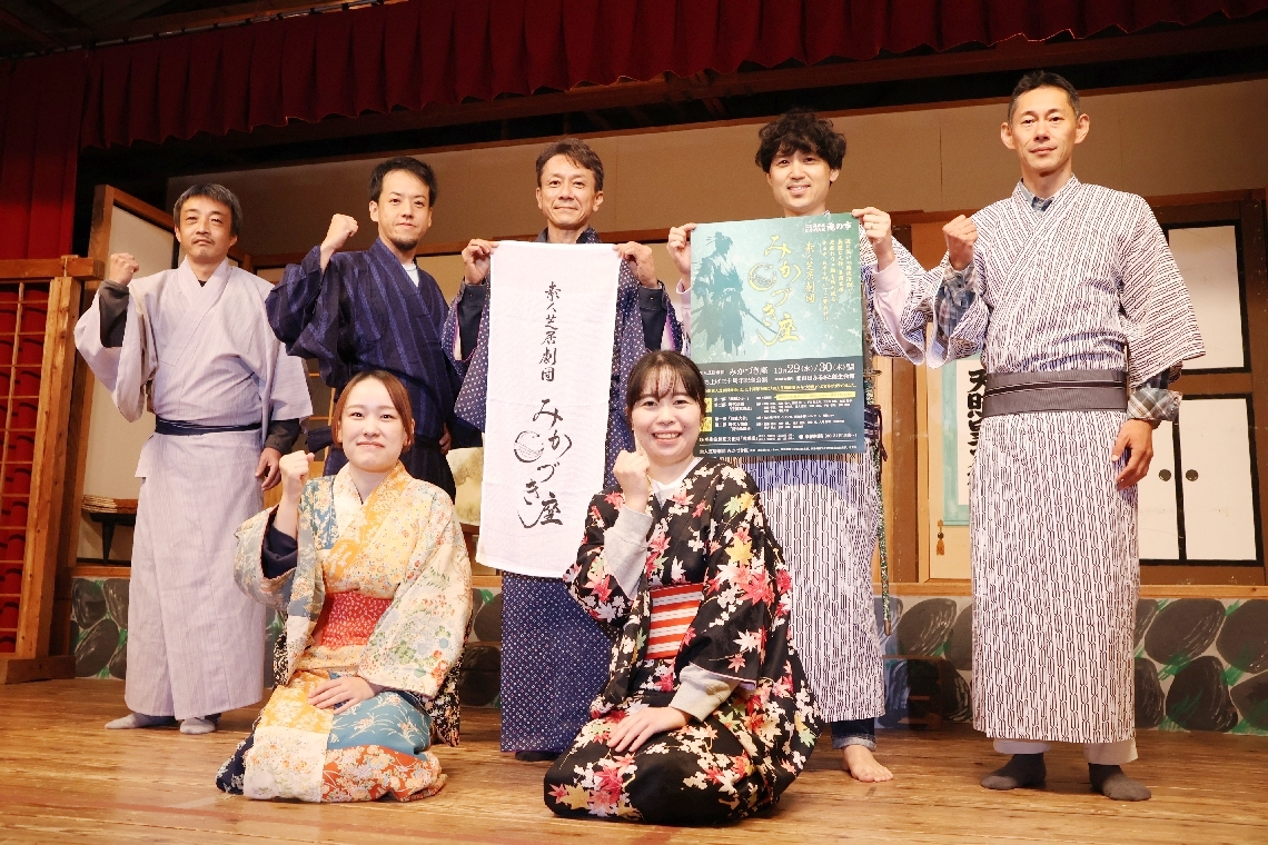 本格的なセットが組まれた舞台で「楽しませます」と意気込む団員＝玖珠町戸畑の北山田ふるさと創生会館
