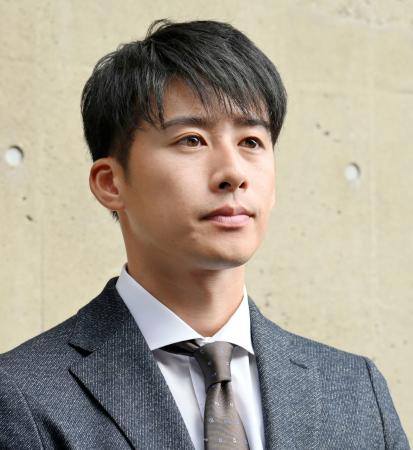 取材に応じるソフトバンクの板東湧梧投手＝２７日、みずほペイペイドーム