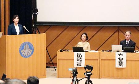 日本学術会議総会であいさつする小野田内閣府特命相（左）＝２７日午前、東京都内