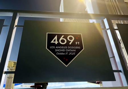 ドジャースタジアムに設置された、ドジャース・大谷の「場外本塁打」記念プレート＝ロサンゼルス（共同）