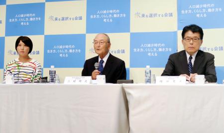 「未来を選択する会議」が発足し、記者会見する議長の三村明夫日本製鉄名誉会長（中央）、共同代表の増田寛也日本郵政前社長（右）と小林味愛さん＝２７日午前、東京都千代田区