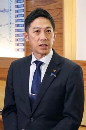 取材に応じる秋田県の鈴木健太知事＝２７日午後、県庁
