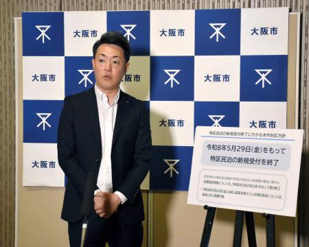 大阪市役所で記者団の取材に応じる横山英幸市長＝２７日午後