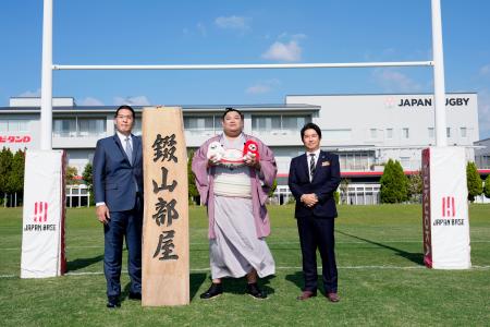 錣山部屋が宿舎を構えることになった日本ラグビー協会の強化拠点「ジャパンベース」で記念撮影する（左から）錣山親方と阿炎ら＝２７日、福岡市