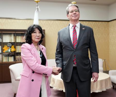 ベセント米財務長官（右）との会談を前に握手する片山財務相＝２７日夜、財務省