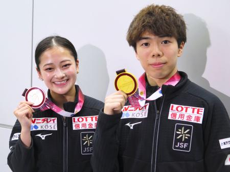 フィギュアスケートのＧＰ中国杯から成田空港に帰国した、男子で２連覇の佐藤駿（右）と女子３位の渡辺倫果＝２７日