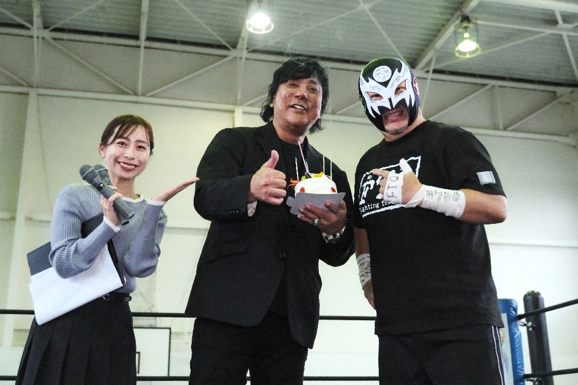 トークバトルに出演した左から霜村さん、大仁田さん、エイジさん＝２５日、豊後高田市・ＦＴＯ提供