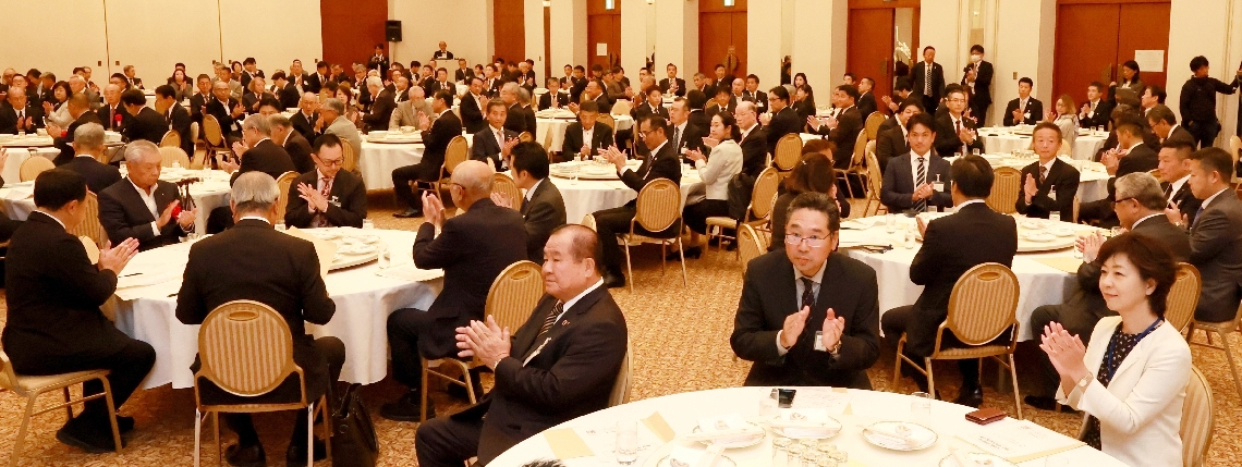 会員ら約２１０人が参加＝２８日、大分市