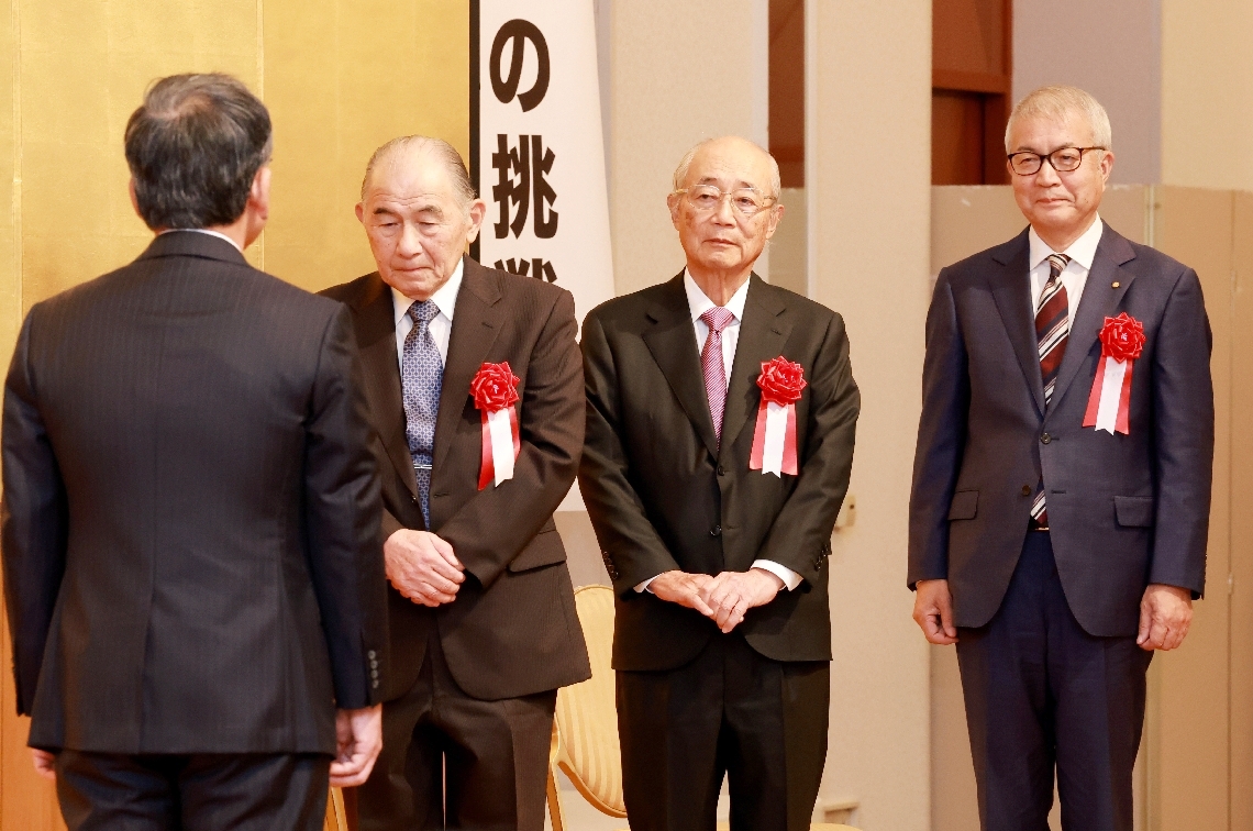 特別功労者として表彰される代表幹事経験者