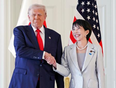 トランプ米大統領（左）との会談を前に握手する高市首相＝２８日午前、東京・元赤坂の迎賓館（代表撮影）