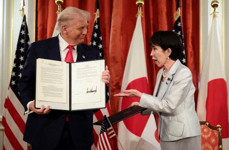 会談後、署名した文書を手にする高市首相（右）とトランプ米大統領＝２８日、東京・元赤坂の迎賓館（ロイター＝共同）