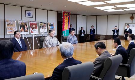 福岡県の上田哲子副知事（右端）を表敬訪問する大の里（奥左から２人目）と豊昇龍（同３人目）の両横綱＝２８日午後、福岡県庁