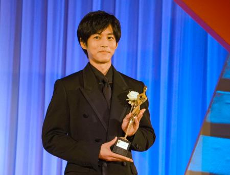 「東京ドラマアウォード２０２５」の授賞式に登壇した松坂桃李さん＝２８日午後、東京都港区