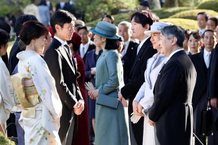 秋の園遊会で騎手の武豊さんと言葉を交わされる天皇、皇后両陛下＝２８日午後、東京・元赤坂の赤坂御苑（代表撮影）