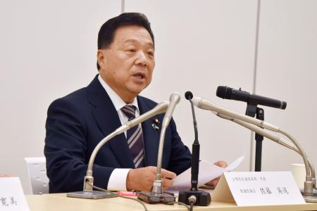 記者会見する公明党の佐藤英道幹事長代理＝２８日午後、札幌市内