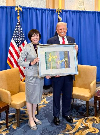 マーゴ・マーティン米大統領特別補佐官のＸ（旧ツイッター）に投稿された、トランプ米大統領（右）と面会した安倍元首相の妻昭恵さんの写真