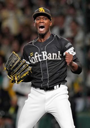６回を投げ終え、雄たけびを上げるソフトバンクのモイネロ＝甲子園