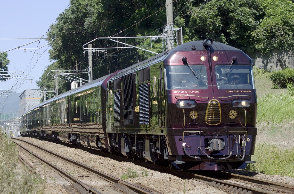 来年３月から県内の久大、豊肥両線沿線を巡るルートが加わるＪＲ九州の豪華寝台列車「ななつ星」＝ＪＲ九州提供