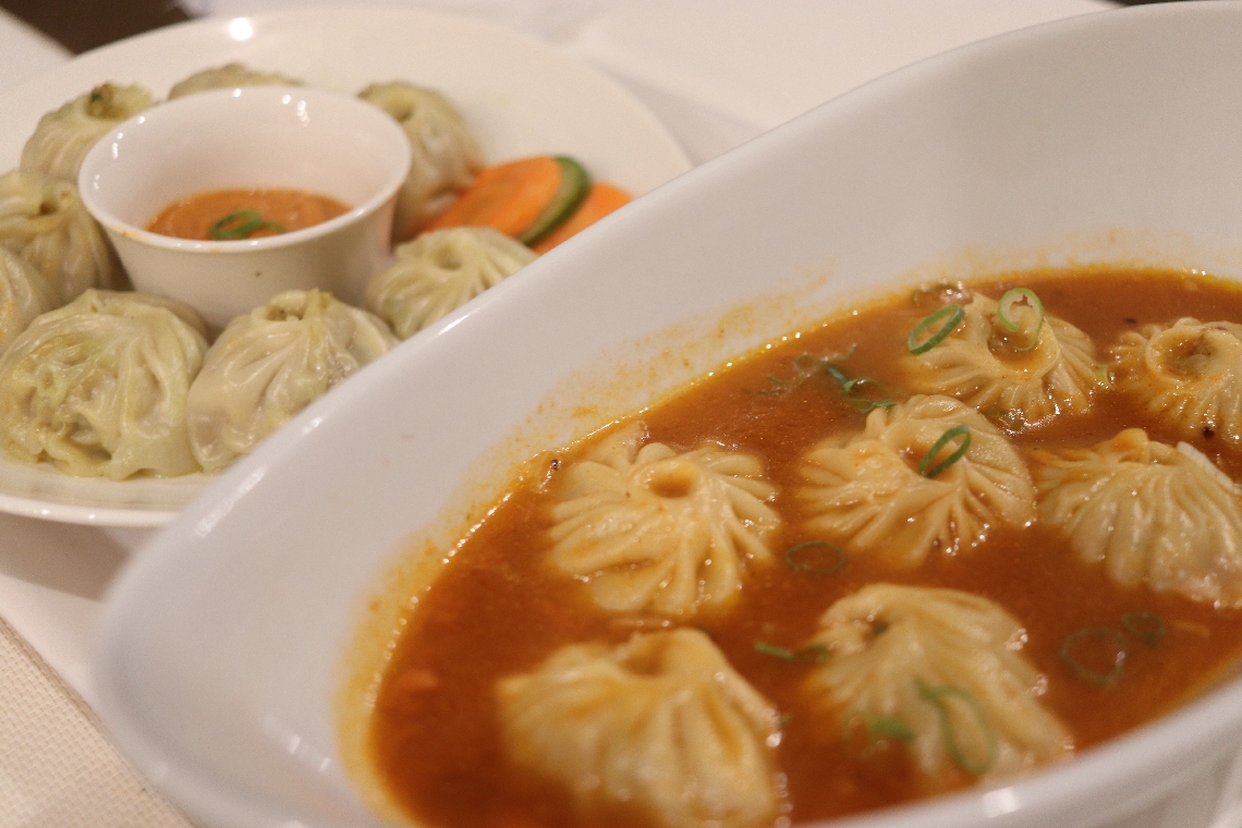 店では本場のネパール料理が食べられる