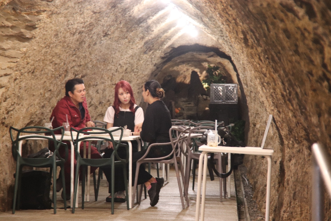 防空壕を利用したネパール料理店