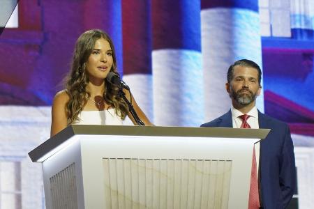 昨年７月、米ウィスコンシン州ミルウォーキーでの共和党大会で演説するトランプ氏の孫娘カイ・トランプさん（左）と長男ジュニア氏