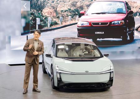 新型カローラのコンセプトカーを発表するトヨタ自動車の佐藤恒治社長＝２９日午前、東京都江東区の東京ビッグサイト