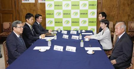 １６日、自民党と日本維新の会が開いた連立政権樹立に向けた政策協議の初会合。（左手前から）日本維新の会の中司幹事長、藤田共同代表、斎藤政調会長、（右手前から）自民党の鈴木幹事長、高市総裁、小林政調会長