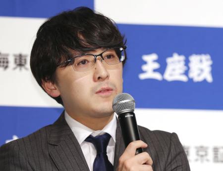 将棋の第７３期王座戦勝利から一夜明け、記者会見する伊藤匠二冠＝２９日午前、甲府市