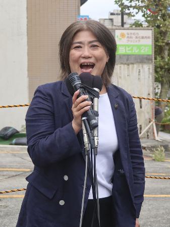 静岡県伊東市議選で新人候補の応援演説をする田久保真紀市長＝１２日、伊東市