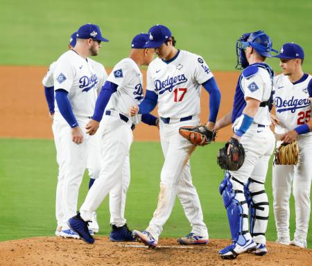 ブルージェイズ戦の７回途中、降板するドジャース・大谷（１７）。中央左はロバーツ監督＝ロサンゼルス（共同）