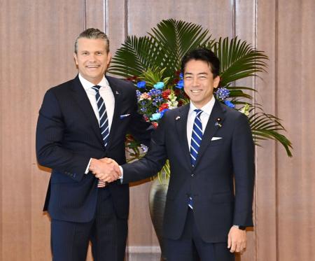 会談前に握手する小泉防衛相（右）とヘグセス米国防長官＝２９日午前、防衛省（代表撮影）