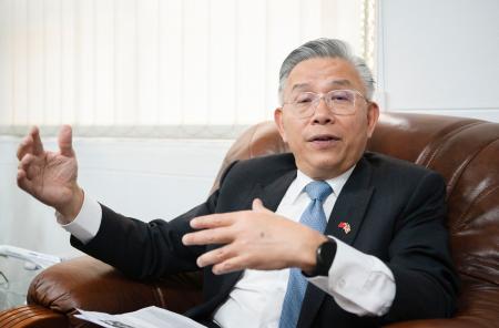 エスワティニ・ムババーネで取材に応じる台湾の梁洪昇大使＝６日（共同）