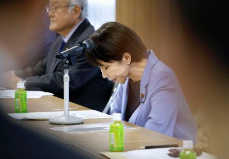 自民党本部で開かれた党全国幹事長会議で、公明党の連立離脱について陳謝する高市首相＝２９日午後、東京・永田町