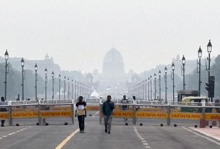 大気汚染の影響で白くかすむインド大統領官邸＝２８日、ニューデリー（共同）