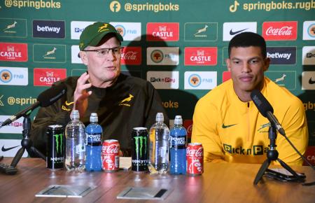 記者会見するラグビー南アフリカ代表のエラスムス監督（左）ら＝２８日、ロンドン（共同）